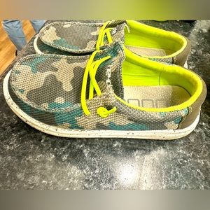 Youth Hey Dude’s size 3
